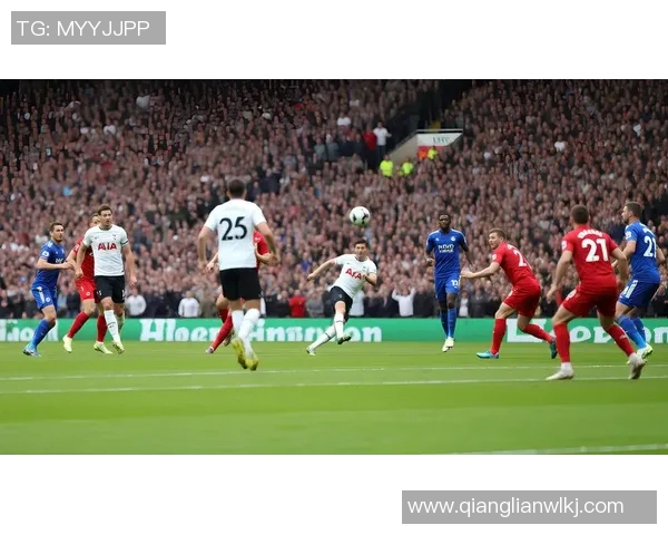 足球明星在绿茵场上挥洒汗水的精彩瞬间与激情时刻的完美定格 足球明星在绿茵场上挥洒汗水的精彩瞬间与激情时刻的完美定格