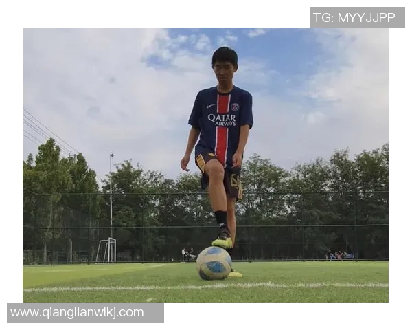 足球明星颠球技巧展示图片集锦让你领略球场魅力与风采